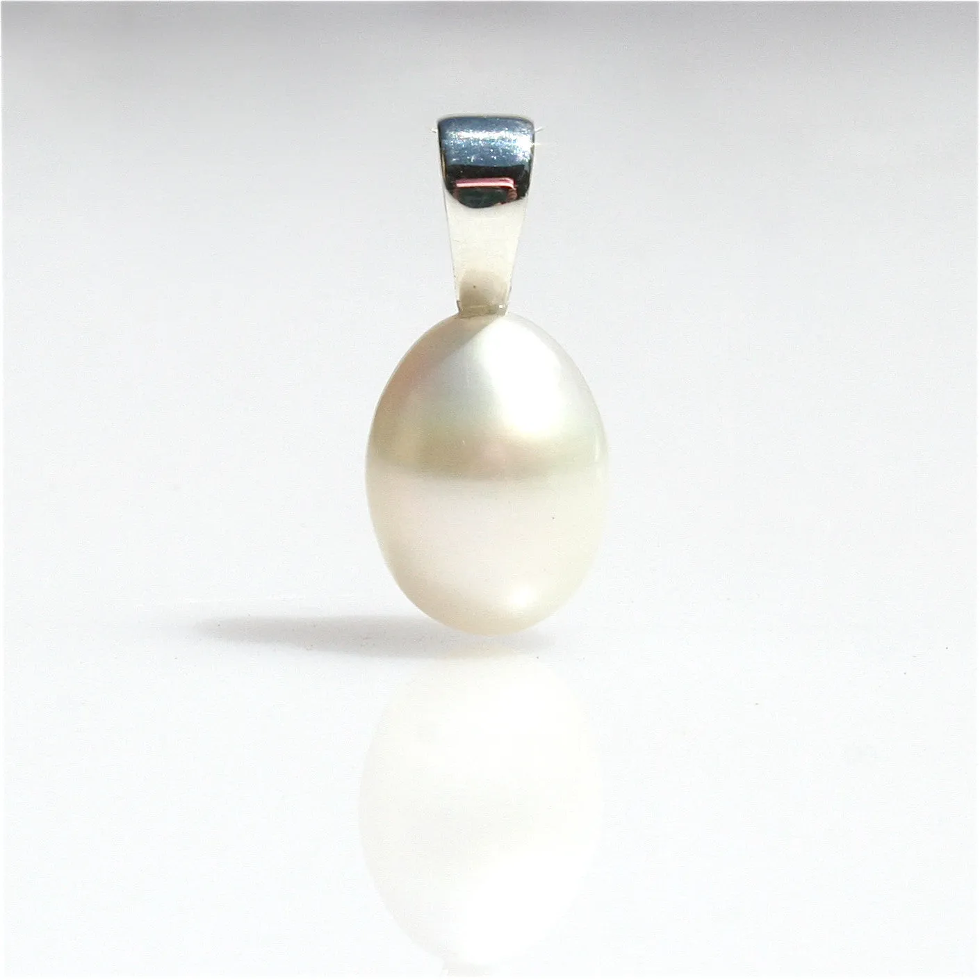 White Pearl Pendant Dew Drop